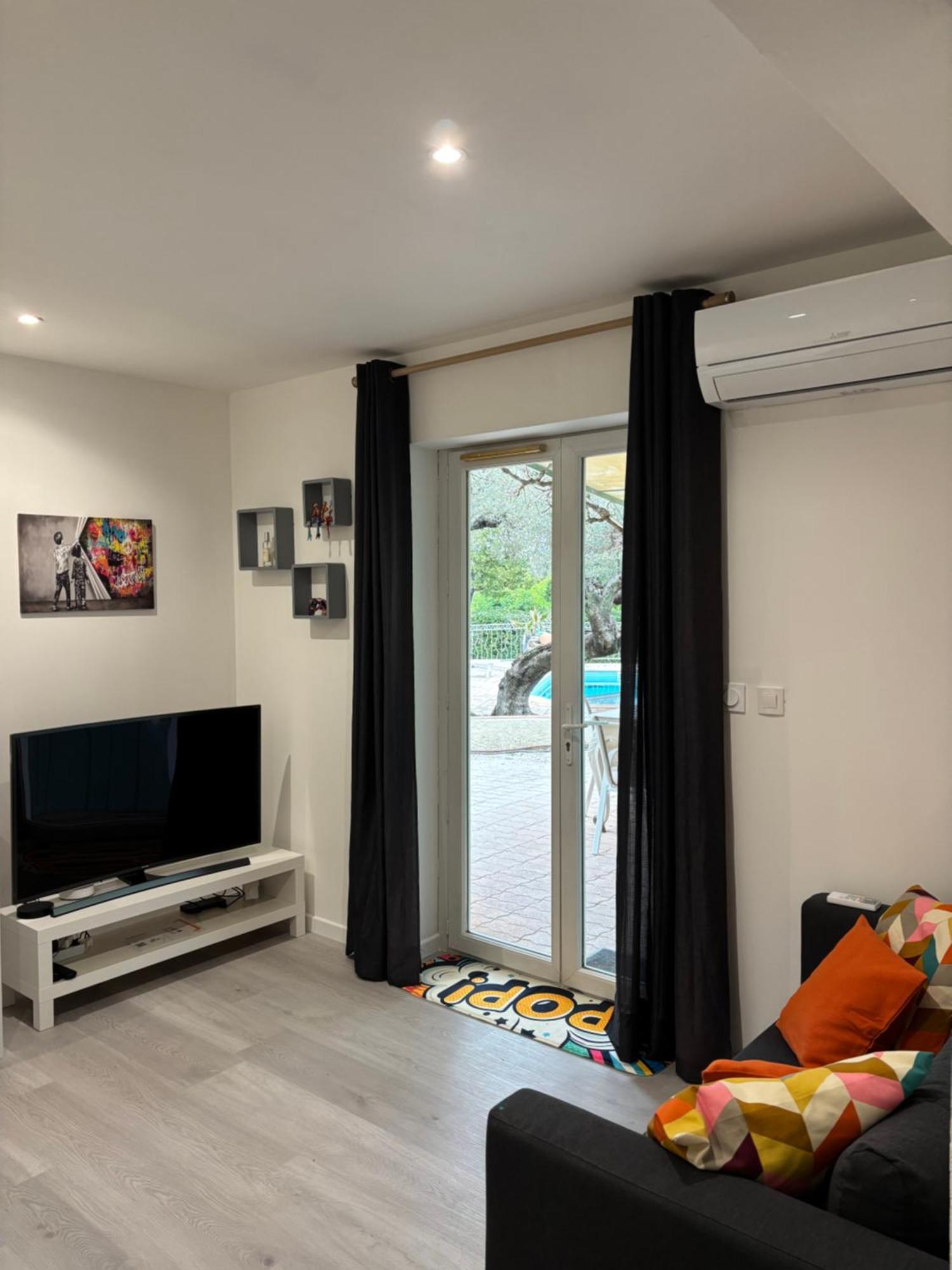La Cigaliere 1 Charmant T1 Bis Avec Terrasse Dans Villa Sollies-Ville Exteriér fotografie